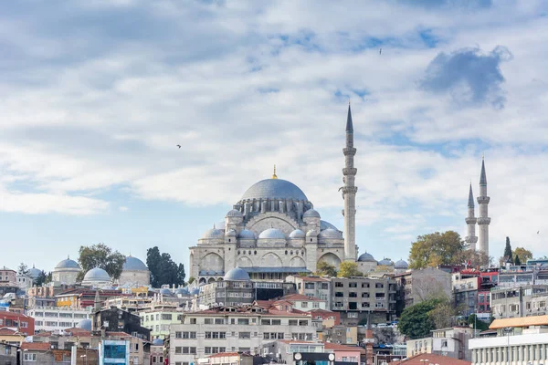İstanbul 'da, İstanbul' un Üçüncü Tepesi 'ndeki Osmanlı İmparatorluk Camii olan Süleyman Camii ile İstanbul Boğazı' nın kenti.