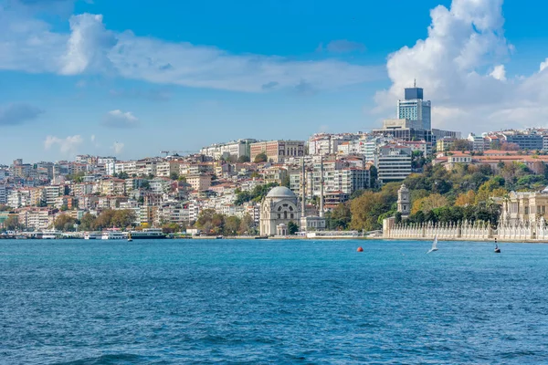 İstanbul 'da antik ve modern yapılara sahip Altın Boynuz şehri. Güneşli bir günde İstanbul Boğazı' ndan gökyüzü bulutlu.