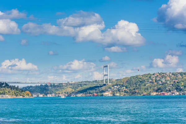 Fatih Sultan Mehmet Bridge Pozadím Úžiny Bosphorus Cityscape Slunečný Den — Stock fotografie