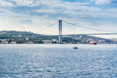 İstanbul, Türkiye 'deki İstanbul Boğazı' ndaki üç asma köprüden biri olan Boğaz Köprüsü, diğer bir deyişle 15 Temmuz Şehitler Köprüsü