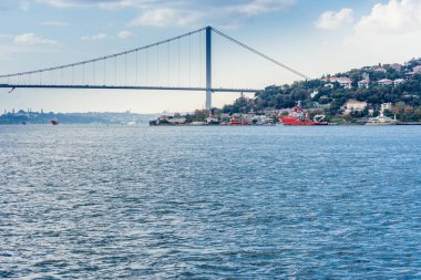 İstanbul, Türkiye 'deki İstanbul Boğazı' ndaki üç asma köprüden biri olan Boğaz Köprüsü, diğer bir deyişle 15 Temmuz Şehitler Köprüsü