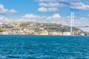 İstanbul, Türkiye 'deki İstanbul Boğazı' ndaki üç asma köprüden biri olan Boğaz Köprüsü, diğer bir deyişle 15 Temmuz Şehitler Köprüsü