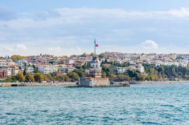 Güneşli bir günde İstanbul, İstanbul ve Türkiye 'nin arka planında bulutlu bir gökyüzü bulunan İstanbul' daki Bakire Kulesi (Kizkulesi)
