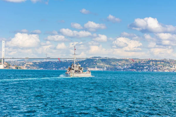 Námořní Plavidlo Proplouvá Mostem Bosphorus Pozadím Bosphorského Průlivu Slunečného Dne — Stock fotografie