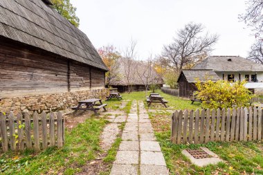 Romanya 'nın dört bir yanından gelen otantik çiftlikler ve evler, Romanya' nın geleneksel köy yaşamının sergilendiği Kral I. Michael Park 'taki açık hava etnoğrafya müzesi Dimitrie Gusti Ulusal Köy Müzesi' nde sergileniyor.