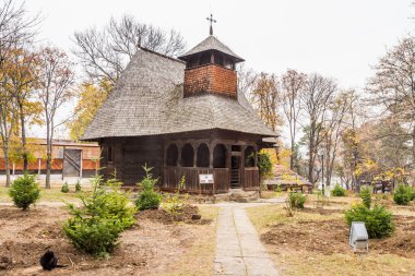 Otantik kilise ve köylü; Romanya 'nın dört bir yanından Dimitrie Gusti Ulusal Köy Müzesi' nde evler; Kral I. Michael Parkı 'nda yer alan bir etnoğrafya müzesi; geleneksel Romen köy yaşamını gösteriyor