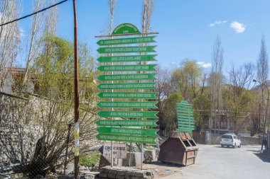 Leh City, Ladakh, Jammu ve Kashmir 'deki otellerin yol işareti.