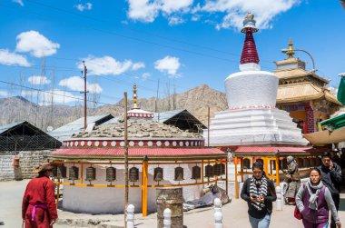 Leh Şehri, Ladakh, Jammu ve Kashmir caddelerindeki Tibet geleneksel beyaz stupa ve tapınağı