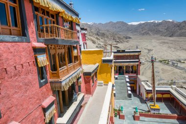 Thiksay Gompa 'daki geleneksel Tibet tarihi binası veya Leh-Ladakh, Kaşmir' deki Thiksay Manastırı