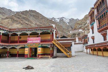  Leh, Ladakh, Jammu ve Kashmir 'deki Hemis Manastırı' nın geleneksel binası ve meydanı