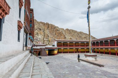  Leh, Ladakh, Jammu ve Kashmir 'deki Hemis Manastırı' nın geleneksel binası ve meydanı