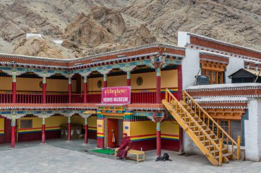  Leh, Ladakh, Jammu ve Kashmir 'deki Hemis Manastırı' nın geleneksel binası ve meydanı