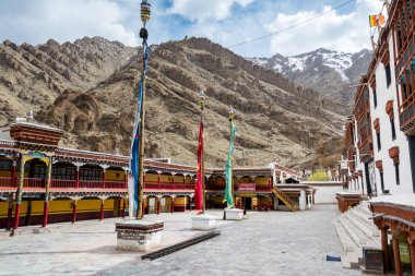  Leh, Ladakh, Jammu ve Kashmir 'deki Hemis Manastırı' nın geleneksel binası ve meydanı
