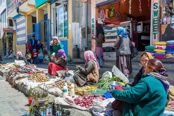 Mujeres Vendiendo Verduras Mercado Callejero Ciudad Leh Ladakh Jammu Cachemira — Foto de Stock