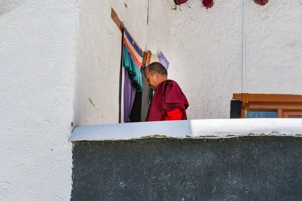 Tibetský Buddhistický Mnich Tradičním Červeným Rouchem Vstupuje Chrámu Klášteře Thiksey — Stock fotografie