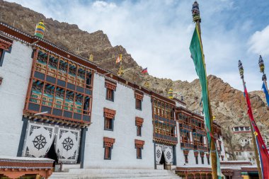  Leh, Ladakh, Jammu ve Kashmir 'deki Hemis Manastırı' nın geleneksel binası ve meydanı