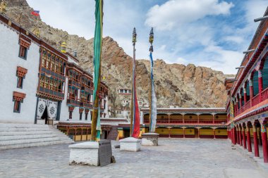 Leh, Ladakh, Jammu ve Kashmir 'deki Hemis Manastırı' nın geleneksel binası ve meydanı