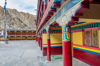  Leh, Ladakh, Jammu ve Kashmir 'deki Hemis Manastırı' nın geleneksel binası ve meydanı