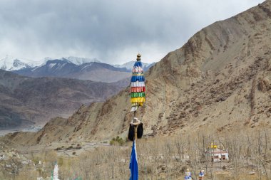 Hemis Manastırı 'ndaki geleneksel Tibet bayrakları Leh, Ladakh, Jammu ve Kashmir' deki çorak dağların arka planına sahiptir.