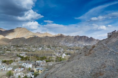 Leh Ladahk şehrinin mavi gökyüzüne karşı Himalaya Dağı 'nın arka planındaki görüntüsü Shanti Stupa' dan