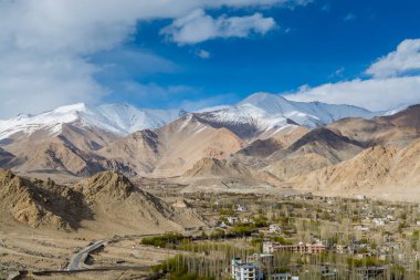 Leh Ladahk şehrinin mavi gökyüzüne karşı Himalaya Dağı 'nın arka planındaki görüntüsü Shanti Stupa' dan