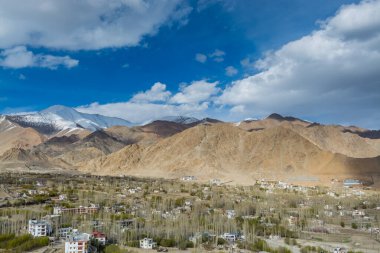 Leh Ladahk şehrinin mavi gökyüzüne karşı Himalaya Dağı 'nın arka planındaki görüntüsü Shanti Stupa' dan