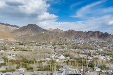 Leh Ladahk şehrinin mavi gökyüzüne karşı Himalaya Dağı 'nın arka planındaki görüntüsü Shanti Stupa' dan