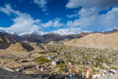 Leh Ladahk şehrinin mavi gökyüzüne karşı Himalaya Dağı 'nın arka planındaki görüntüsü Shanti Stupa' dan