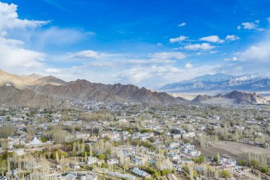 Leh Ladahk şehrinin mavi gökyüzüne karşı Himalaya Dağı 'nın arka planındaki görüntüsü Shanti Stupa' dan
