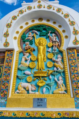 Shanti Stupa 'nın Buda heykelleri, Chanspa, Leh şehri, kuzey Hindistan' dan Ladakh kontrolündeki Jammu ve Kashmir 'in tepesinde beyaz kubbeli bir Budist (koro).