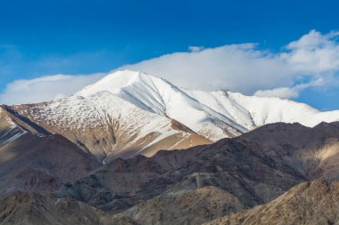 Himalayalar dağları beyaz karla kaplı, mavi gökyüzüne karşı, Shanti Stupa, Leh şehri, Jammu ve Kashmir Ladakh manzaralı