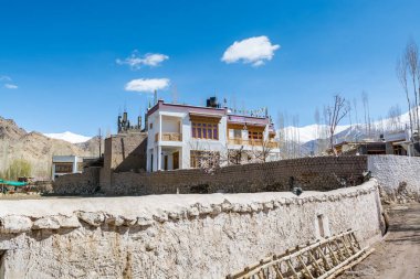 Leh Şehri, Ladakh, Kaşmir bölgesinde geleneksel ahşap bir Tibet binası. 