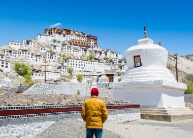 Hindistan 'ın Ladakh kentindeki ünlü Tibet tapınağı Thiksey Gompa ya da Thiksey Manastırı' nın önünde duran bir erkek turist.