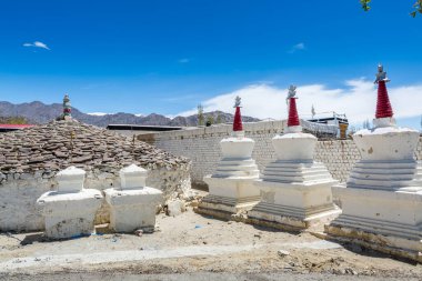 Thiksey Manastırı 'nın Pagoda' sı ya da Hindistan 'ın Ladakh kentindeki ünlü Tibet tapınağı Thiksey Gompa.