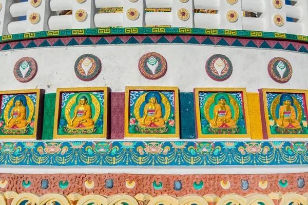 Buddha Veistoksia Shanti Stupa Buddhalainen Valkokupolinen Stupa Chorten Huipulla Chanspa — kuvapankkivalokuva