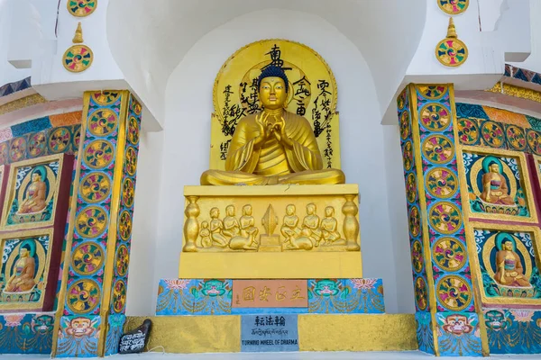 Buddha Skulpturer Shanti Stupa Buddhistisk Hvitkuet Stupa Forkortelse Toppen Chanspa – stockfoto