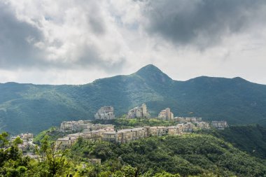 Çin 'in Shenzhen, Guangdong, Çin' deki Çin 'in doğusunda (OCT East), deniz aşırı ülkelerdeki bulutlu gökyüzüne karşı modern kaleler..
