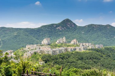 Çin 'in Shenzhen, Guangdong, Çin' deki Çin 'in doğusunda (OCT East), deniz aşırı ülkelerdeki bulutlu gökyüzüne karşı modern kaleler..