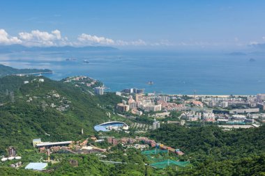Shenzhen Körfezi 'ndeki güzel kıyı şeridi ve villalar bulutlu gökyüzüne karşı, Çin' in Shenzhen, Guangdong, Çin 'in doğusundan (OCT East) görüntü.