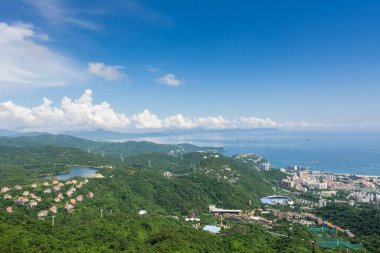 Shenzhen Körfezi 'ndeki güzel kıyı şeridi ve villalar bulutlu gökyüzüne karşı, Çin' in Shenzhen, Guangdong, Çin 'in doğusundan (OCT East) görüntü.