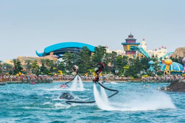 Chimelong Okyanus Krallığı, Zhuhai, Guangdong, Çin 'deki gölde su gösterisi