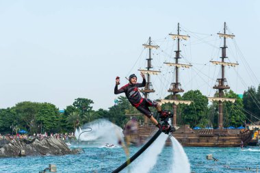 Chimelong Okyanus Krallığı, Zhuhai, Guangdong, Çin 'deki gölde su gösterisi