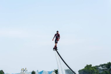 Chimelong Okyanus Krallığı, Zhuhai, Guangdong, Çin 'deki gölde su gösterisi