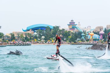 Chimelong Okyanus Krallığı, Zhuhai, Guangdong, Çin 'deki gölde su gösterisi
