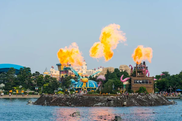 Ogień Wybuchający Sztucznego Wulkanu Chimelong Ocean Kingdom Zhuhai Guangdong Chiny — Zdjęcie stockowe