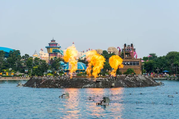 Llama Fuego Que Explota Volcán Artificial Chimelong Ocean Kingdom Zhuhai — Foto de Stock