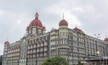 Hindistan 'ın Maharashtra bölgesindeki Colaba bölgesinde, Sarasenic Revival tarzında inşa edilmiş beş yıldızlı bir miras oteli olan Taj Mahal Sarayı' nın inşaatı Hindistan 'ın kapısının yanında yer almaktadır.