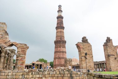 Delhi 'deki Kutub Kalıntıları bir UNESCO Dünya Mirası. Kutub Minar dünyanın en uzun tuğla minaresidir ve Delhi, Hindistan 'da yer almaktadır.