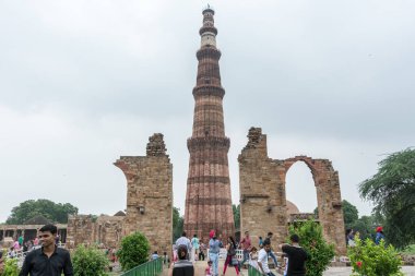 Delhi 'deki Kutub Kalıntıları bir UNESCO Dünya Mirası. Kutub Minar dünyanın en uzun tuğla minaresidir ve Delhi, Hindistan 'da yer almaktadır.
