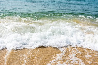 Çin 'in Yangjiang şehrindeki dolu dolu adasında dalgalar sahile vuruyor.